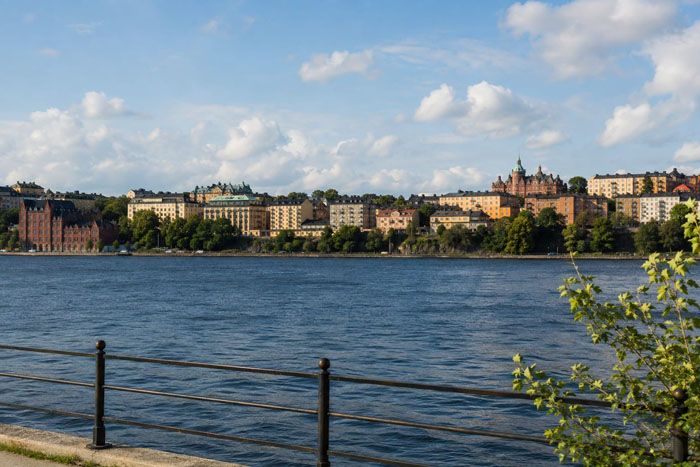 Illustration av en svensk stadsmiljö vid vattnet